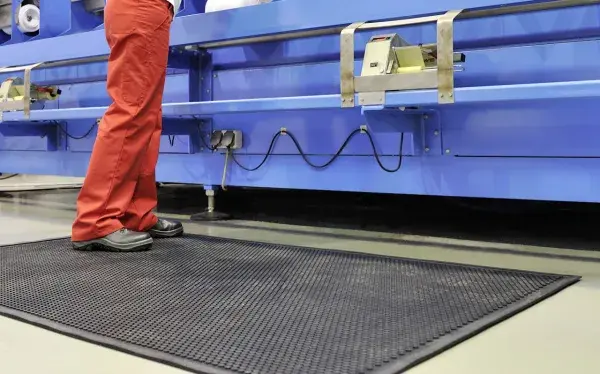 tapis_anti_fatigue_cws_pour_soulager_les_personnes_travaillant_debout_0jpg